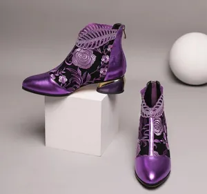 Vue détaillée des bottines violettes brodées de style ethnique avec strass et talons hauts