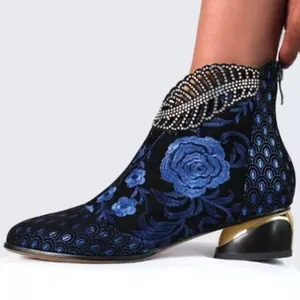 Bottines style ethnique broderie florale bleue avec strass et talon carré moyen