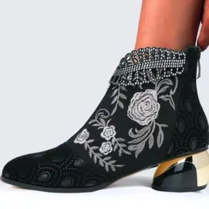 Bottines noires ethniques brodées avec strass et talon métallique épais.