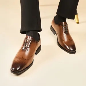 Zapatos de vestir para hombre en cuero marrón estilo Brogue con perforaciones.