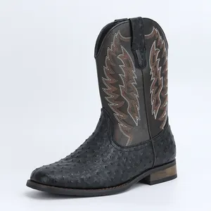 Vue détaillée de bottes de cow-boy pour hommes avec broderie et texture cuir d'autruche