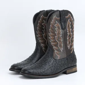 Détail de bottes de cowboy pour hommes avec texture autruche et broderie décorative.