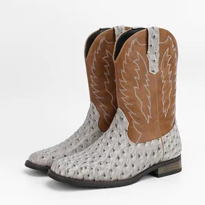 Vue détaillée des bottes de cow-boy pour hommes avec imprimé autruche et broderie