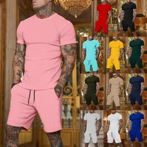 Dettaglio completo completo estivo uomo t-shirt e pantaloncini in vari colori.