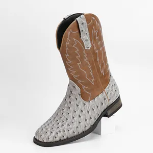 Vue détaillée de la botte de cowboy pour hommes à bout carré en cuir imprimé autruche