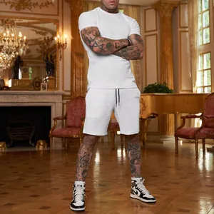 Modello che indossa un set t-shirt e pantaloncini bianchi da uomo, un interno lussuoso.
