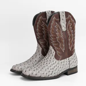 Vue détaillée de bottes de cowboy pour hommes avec bout carré, texture autruche et broderie