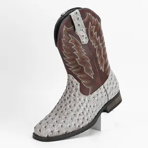 Vue détaillée de la botte de cowboy carrée avec texture autruche grise et broderie