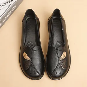 Comfortable black flat leather shoes for women with butterfly pattern embroidery