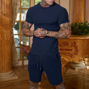 Completo uomo t-shirt blu navy a maniche corte e pantaloncini indossato da modello