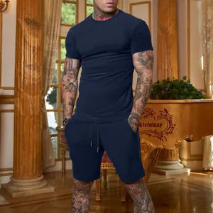 Completo sportivo da uomo blu navy con maglietta slim e pantaloncini coordinati di qualità