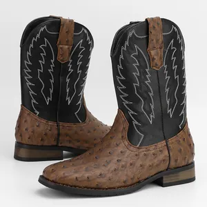 Vue détaillée de bottes de cowboy occidentales pour hommes avec bout carré et texture autruche
