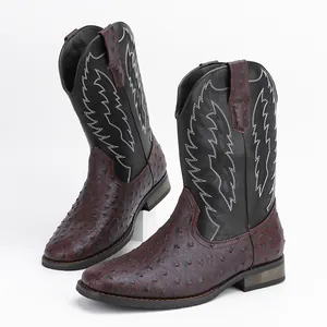 Vue détaillée de bottes de cowboy pour hommes bout carré texture autruche brodée