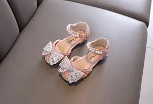 Zapatos de princesa rosa para niña con lazo de diamantes y correa de perlas