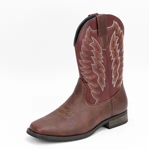 Vue détaillée d'une botte de cow-boy avec broderie flamme et design à bout carré