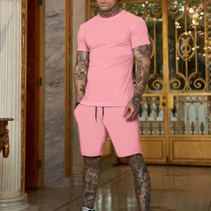 Vista di un uomo che indossa un set di maglietta e pantaloncini rosa tinta unita per l'estate