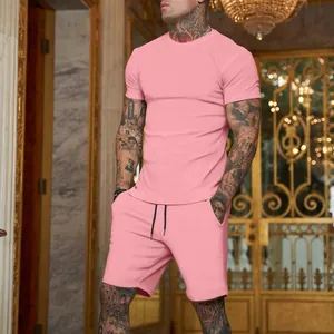 Primo piano di un set da uomo rosa con maglietta a maniche corte e pantaloncini sportivi