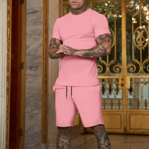 Dettaglio del completo sportivo rosa da uomo che mostra la vestibilità di t-shirt e shorts.