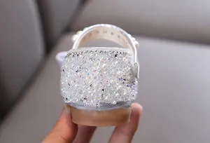 Detalle posterior de zapatos de princesa para niñas con pedrería y perlas