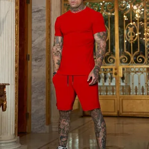 Completo sportivo da uomo con t-shirt a maniche corte rosso vivo e pantaloncini.