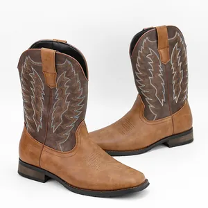 Détail de bottes de cowboy pour hommes à bout carré avec broderie de flammes blanches