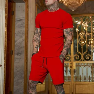 Completo sportivo rosso da uomo in due pezzi con t-shirt aderente e pantaloncini con coulisse