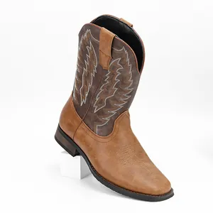 Détail des bottes de cow-boy occidentales marron pour hommes avec broderie et bout carré