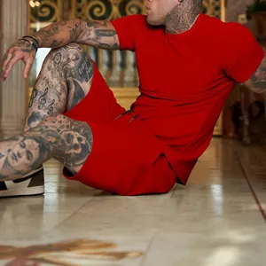 Dettaglio di un set sportivo rosso da uomo su un modello in ambiente interno di lusso