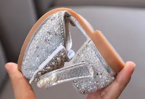 Primer plano de zapato de princesa plateado con strass y suela flexible para niñas.