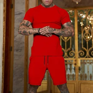 Set estivo sportivo da uomo con t-shirt rossa tinta unita e pantaloncini con coulisse