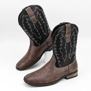 Vue détaillée de bottes de cowboy à bout carré avec des broderies blanches complexes