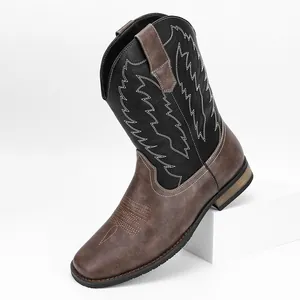 Vue détaillée de bottes de cowboy en cuir marron et noir avec une broderie blanche élégante