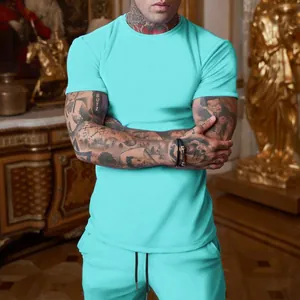 Dettaglio del set sportivo estivo da uomo turchese con maglietta e pantaloncini