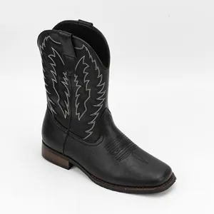 Vue détaillée de bottes de cowboy noires à bout carré avec de riches broderies blanches