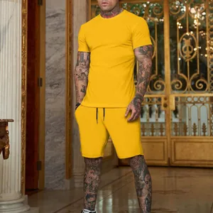 Primo piano di un set estivo da uomo con t-shirt e pantaloncini giallo su un modello