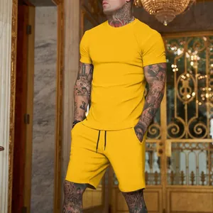 Vista dettagliata di alta qualità del set t-shirt gialla a maniche corte e pantaloncini uomo.