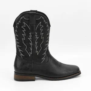 Vue détaillée de bottes de cowboy noires avec broderie blanche et bout carré de style western