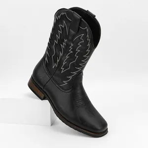 Détail d'une botte de cow-boy à bout carré pour homme avec broderies blanches.