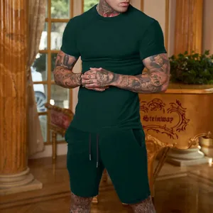 Completo sportivo da uomo verde scuro con maglietta e pantaloncini in ambiente lussuoso
