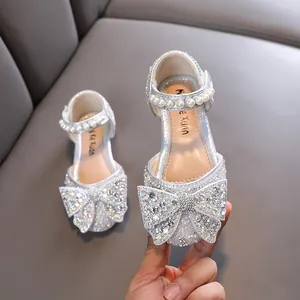 Zapatos de princesa con purpurina plateada para niña con lazo y correa de perlas
