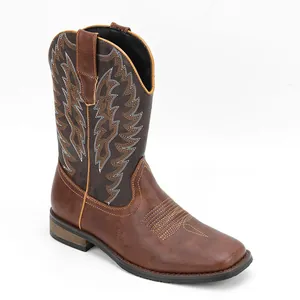 Vue détaillée d'une botte de cowboy marron avec broderies et bout carré de style western