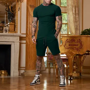 Completo estivo da uomo due pezzi: t-shirt e pantaloncini verde scuro, vestibilità slim
