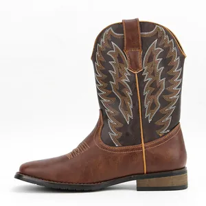 Vue de profil de bottes de cowboy western marron pour hommes avec broderie et bout carré.