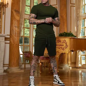Set sportivo estivo da uomo in due pezzi verde oliva con t-shirt e pantaloncini
