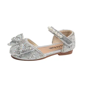 Elegantes zapatos de princesa plateados para niña con lazo de pedrería y perlas decorativas