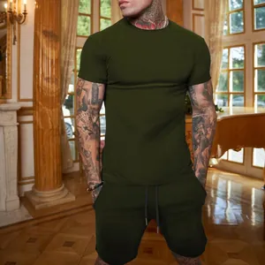 Vista dettagliata di alta qualità del set sportivo da uomo verde oliva con t-shirt e shorts