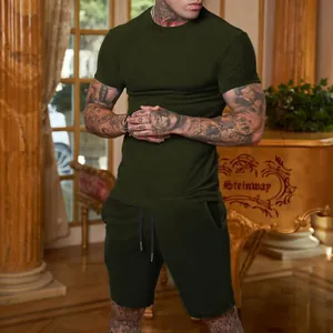Vista dettagliata del completo sportivo uomo maglietta e pantaloncini verde scuro