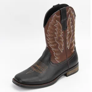 Vue détaillée de bottes de cowboy western pour hommes avec bout carré et broderie flamme