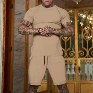 Vista dettagliata del set estivo da uomo color kaki con maglietta e pantaloncini sul modello