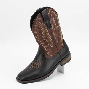 Vue latérale de bottes de cowboy western pour hommes avec une broderie très détaillée